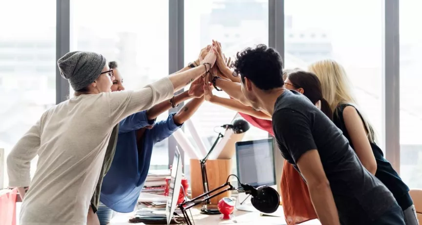 amigos celebrando en la oficina