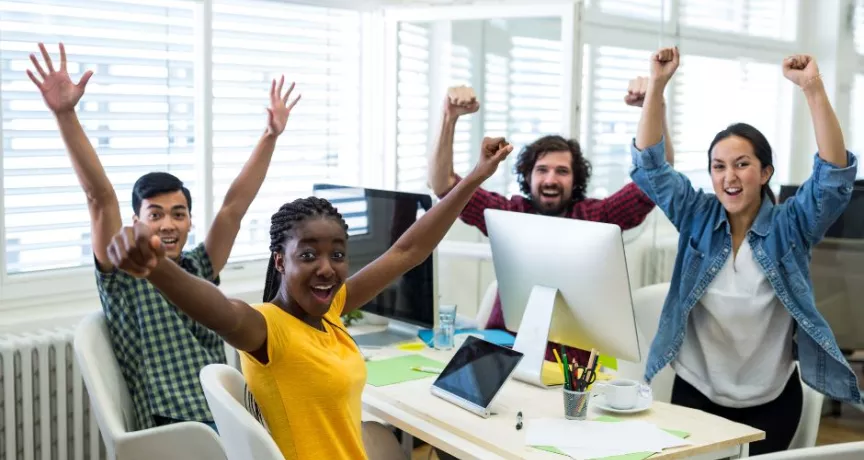 Equipo de trabajo celebrando victoria corporativa