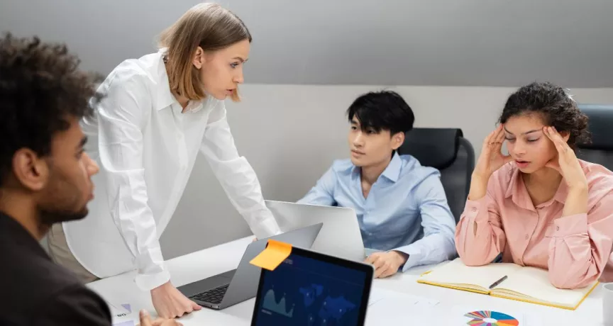 equipo de trabajo gestionando un conflicto interno