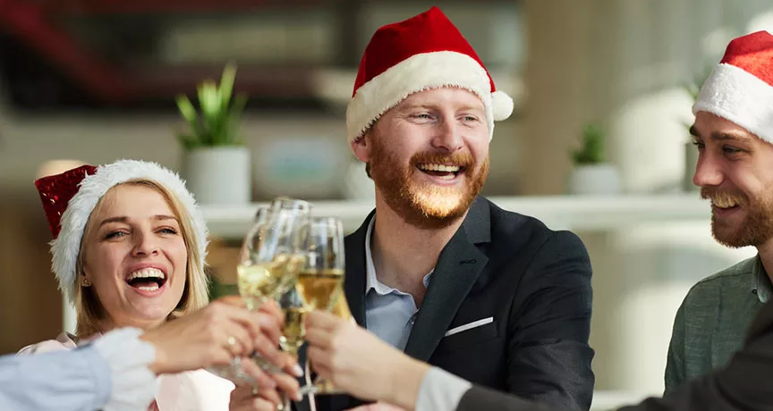 Equipo celebra Navidad en la oficina