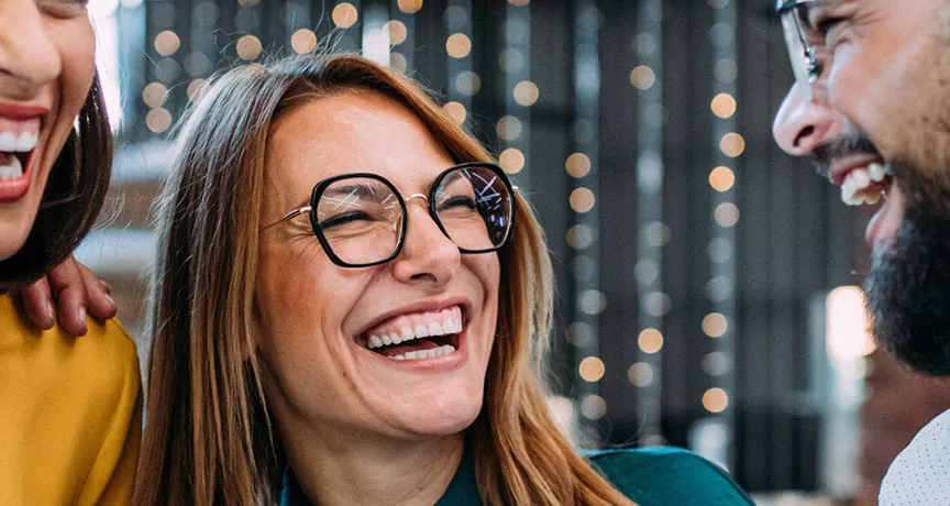 Amigos de trabajo celebran el resultado positivo en la empresa