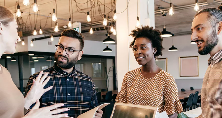 Equipo reunida para discutir los resultados en el fin del año 