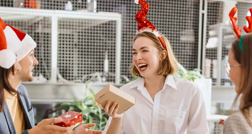 Amigos hacen amigo secreto en el fin del año