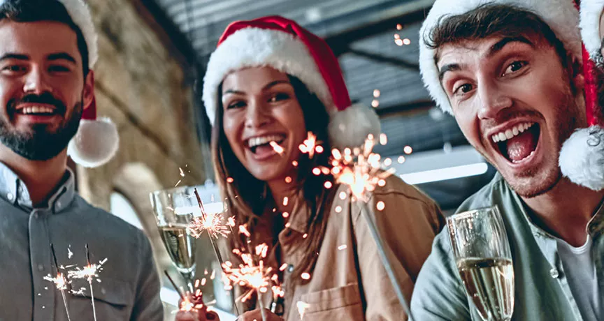 Personas celebran Navidad en la oficina