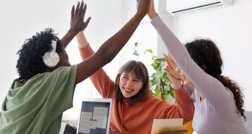 Colaboradoras felices porque tienen la libertad de elegir sus beneficios laborales