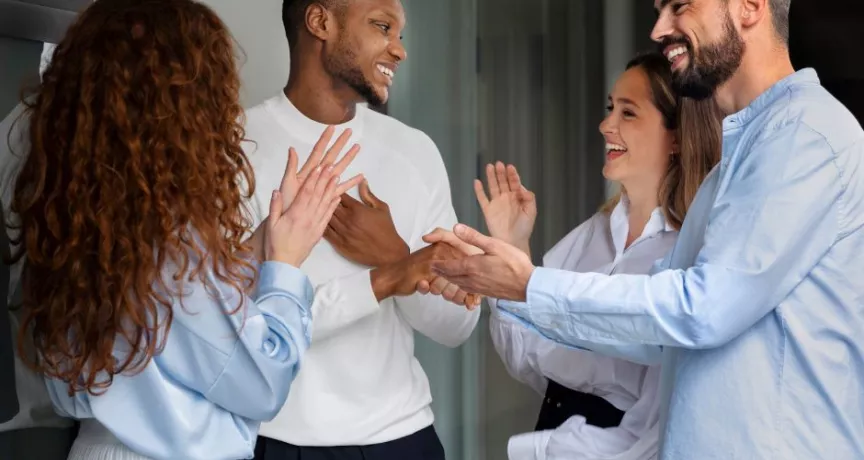 Colaboradores celebrando en la oficina como parte de un programa de beneficios para empresas
