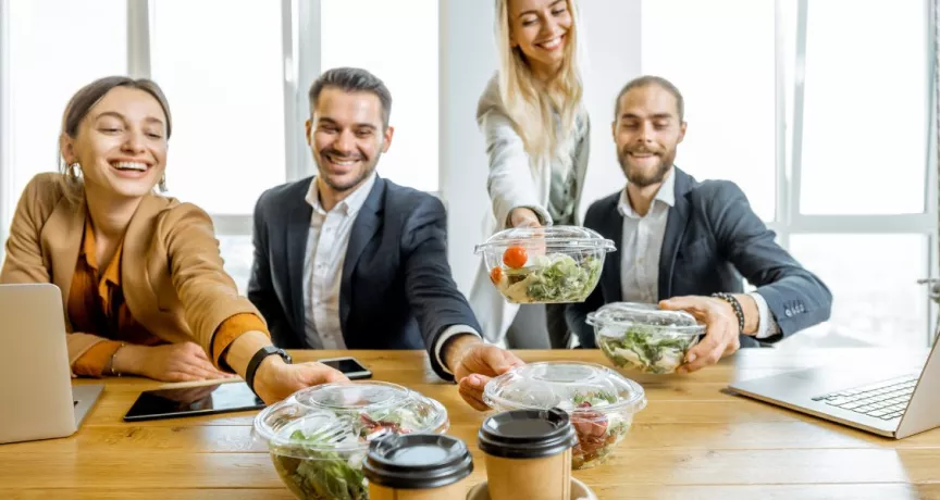 colaboradores enfocados en su alimentación