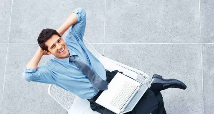 hombre feliz y despreocupado trabajando 4 días