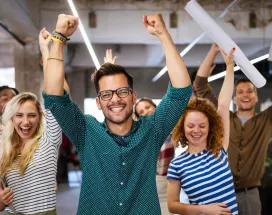 Personas felices en la oficina