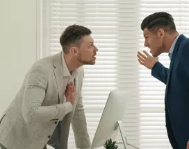 pelea en la oficina