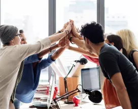 amigos celebrando en la oficina