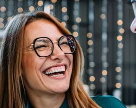 Amigos de trabajo celebran el resultado positivo en la empresa