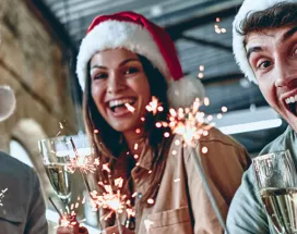 Personas celebran Navidad en la oficina