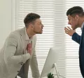 pelea en la oficina