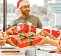 Equipo celebra Navidad juntos en la oficina 
