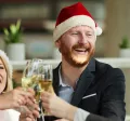 Equipo celebra Navidad en la oficina