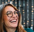 Amigos de trabajo celebran el resultado positivo en la empresa