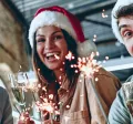 Personas celebran Navidad en la oficina