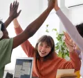 Colaboradoras felices porque tienen la libertad de elegir sus beneficios laborales