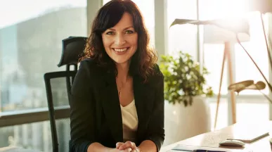 mujer en puesto de liderazgo