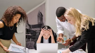 persona del trabajo deprimida