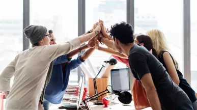 amigos celebrando en la oficina