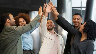 Grupo de colaboradores celebrando resultados del trabajo en equipo