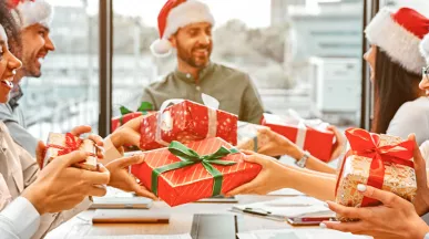 Equipo celebra Navidad juntos en la oficina 