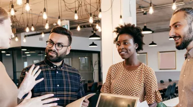 Equipo reunida para discutir los resultados en el fin del año 