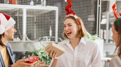 Amigos hacen amigo secreto en el fin del año