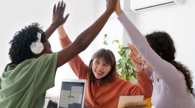 Colaboradoras felices porque tienen la libertad de elegir sus beneficios laborales