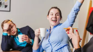 Colaboradores celebran porque en su empresa llevaron su estrategia de beneficios al siguiente nivel