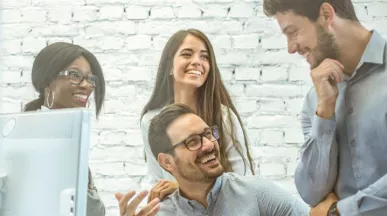 Colaboradores reunidos en un entorno laboral colaborativo, reflejando cultura organizacional y la importancia de tener un plan de retención de personal.