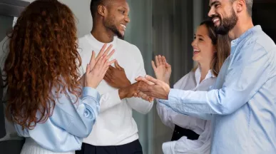 foto de personas en la oficina