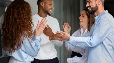 Colaboradores celebrando en la oficina como parte de un programa de beneficios para empresas