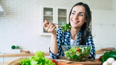 Mujer come una salada en su dia de home office