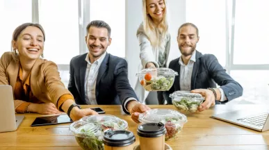 colaboradores enfocados en su alimentación
