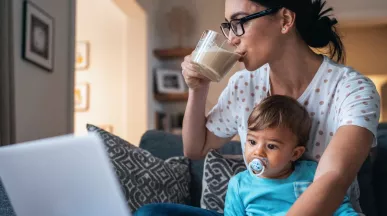 mujer madre, trabajando con su hijo