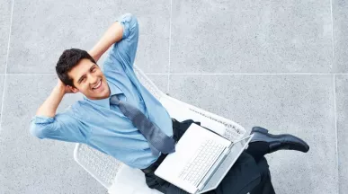 hombre feliz y despreocupado trabajando 4 días