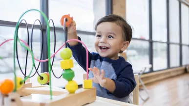 Niño jugando en su escuela