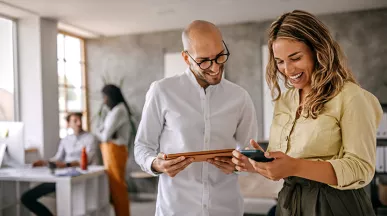 Dos personas trabajan juntas en un proyecto
