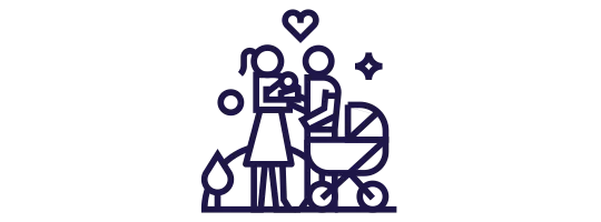 La mujer y el hombre de la familia caminan con su bebé.