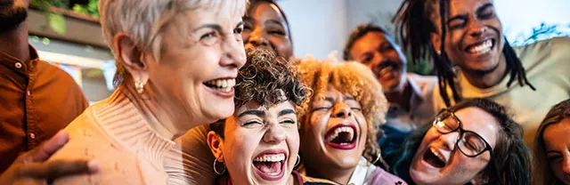 Empleados tienen un buen momento juntos