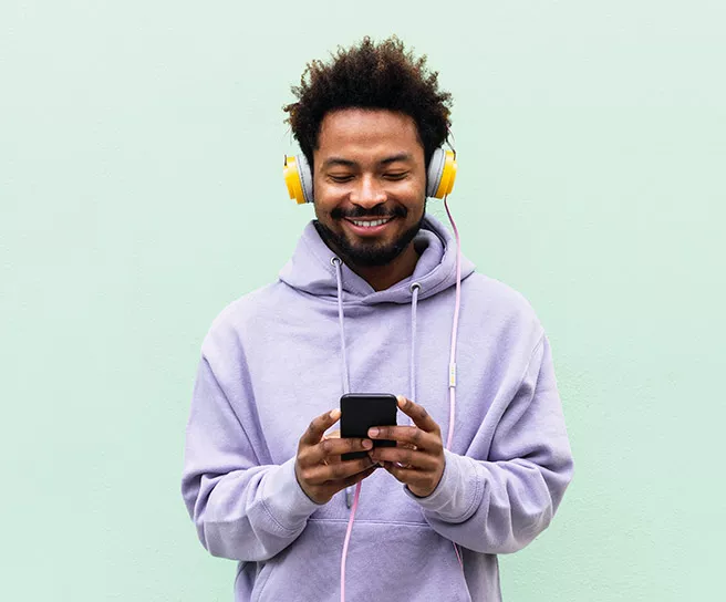 Hombre mira su teléfono