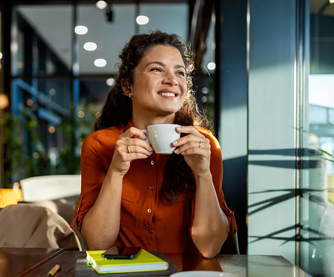 Mujer toma café después del almuerzo