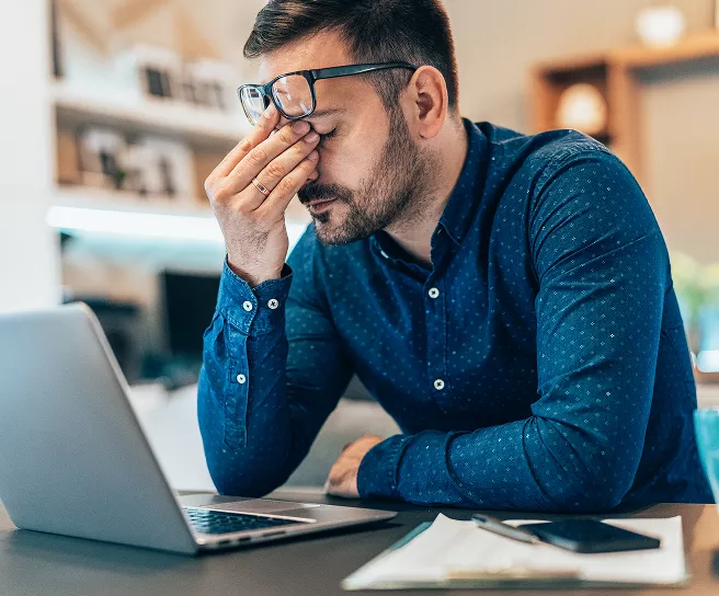 Hombre estresado luego de una jornada intensa de trabajo