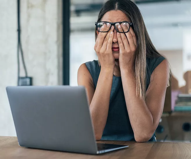 Mujer cansada en la oficina 