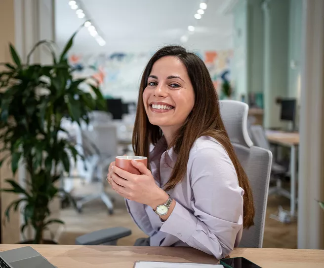 Mujer toma un café después de una reunión