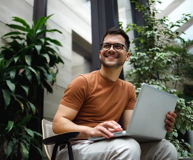 Hombre de negocios trabajando en la oficina