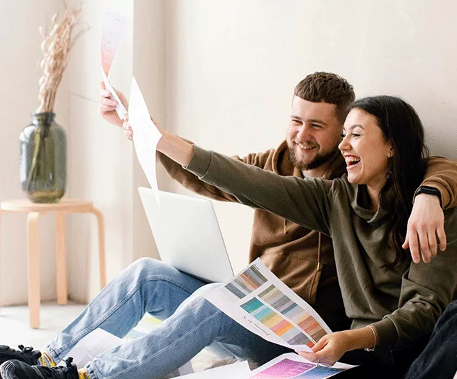 Foto muestra una pareja en su nuevo apartamento